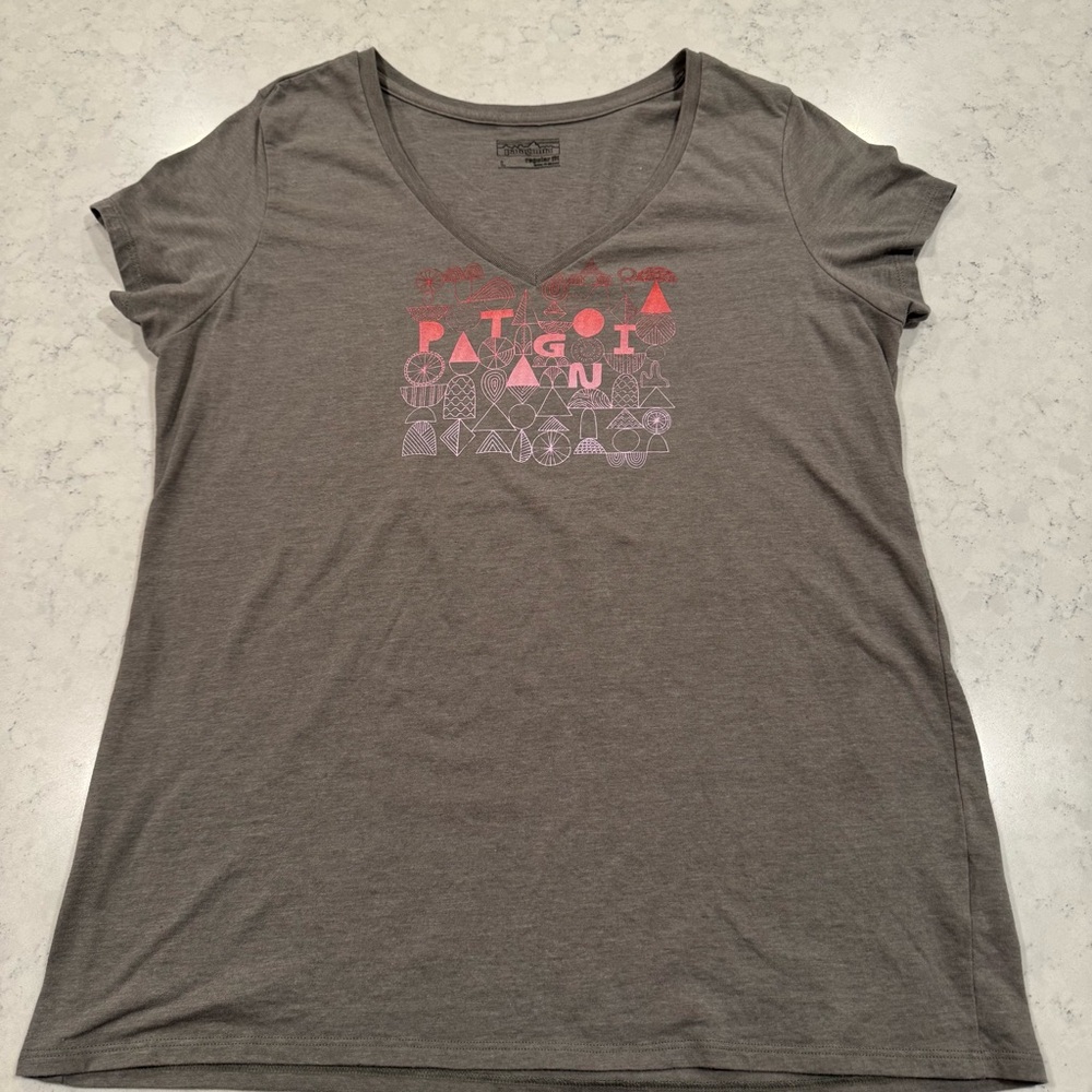 Patagonia Women's Large V-neck Graphic Tee T-shirt Casual Classic Comfy Hiking